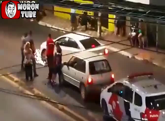 Video :Following a traffic collision, a driver drives over a deceased guy